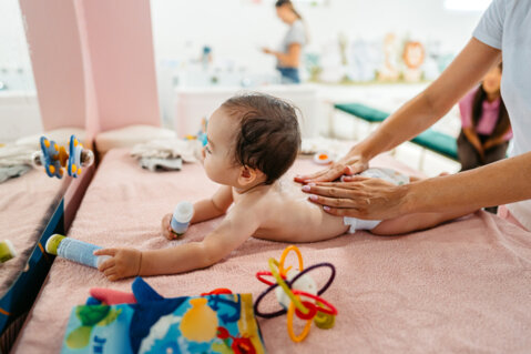 Ostéopathie pédiatrique pratique et ludique : de la naissance à la marche libre (0–18 mois)
