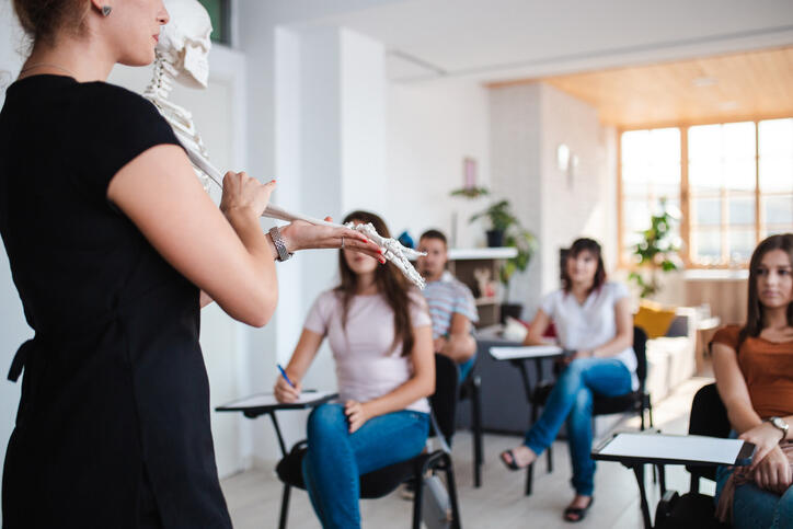 Intégration des données probantes dans la formation initiale ostéopathique en France: une étude qualitative explorant la perception des étudiants s...